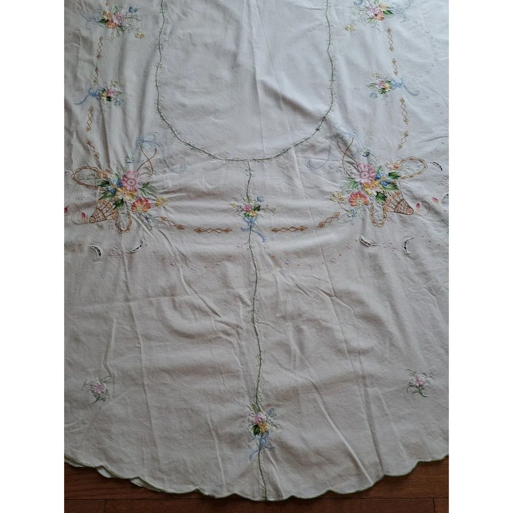 VTG Cotton Ivory Embroidered Oval Tablecloth 92 X 61 Inches